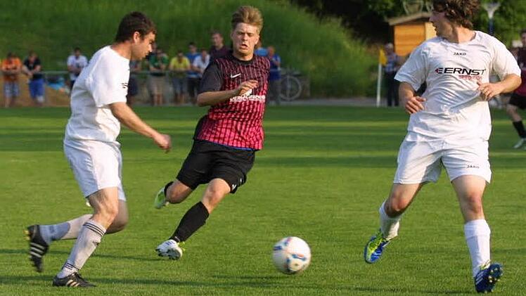 Die Untersteinbacher Giorgios Tsaridis (links) und Torsten Fenzlein (rechts), hier   gegen  den Ebracher Robert Bindig,  stehen  mit ihrem Team gegen den TV Königsberg vor einer hohen  Hürde.