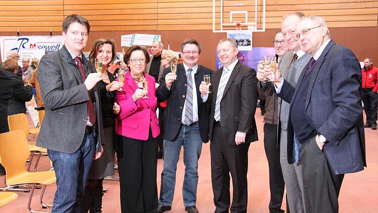 Politiker stoßen auf die Ausstellung an.