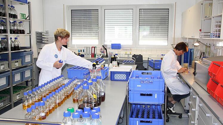 Heike Lippert (links) und Gabriele Unsleber bei einer mikrobiologischen Untersuchung.