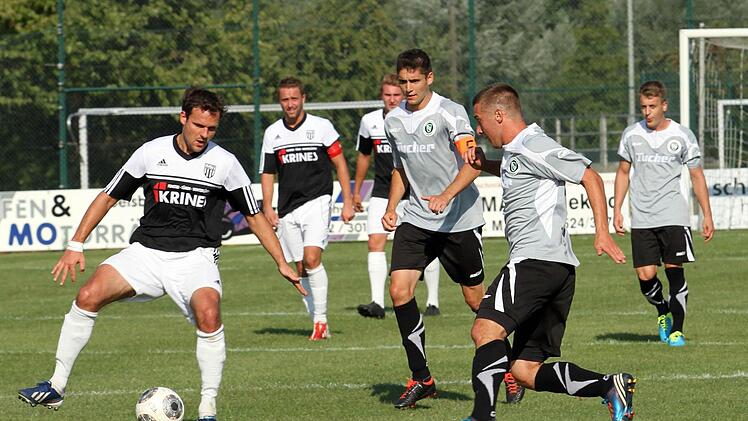 Der Sander Matthias Hoff (links) sieht sich hier den Gästespielern mit Kapitän C. Hasselmeier (3. von rechts) gegenüber; FC-Kapitän Daniel Rinbergas (2. von links). Foto: Günther Geiling