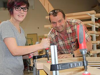 Warum nicht Schreinerin? Jessica Schönfeld aus Bad Brückenau hat sich bewusst für eine Ausbildung in der Region entschieden. Foto: Ulrike Müller