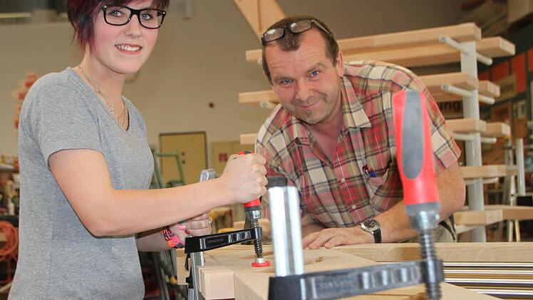 Warum nicht Schreinerin? Jessica Schönfeld aus Bad Brückenau hat sich bewusst für eine Ausbildung in der Region entschieden. Foto: Ulrike Müller