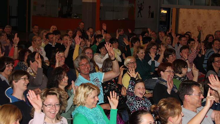 Voll dabei waren die Besucher in der Aula der Mittelschule. Foto: Ralf Kestel
