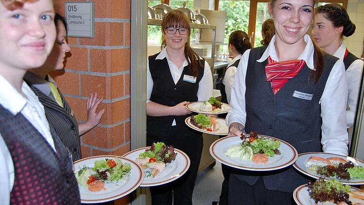 Die Hotel- und Restaurantfach-Azubis beim Servieren