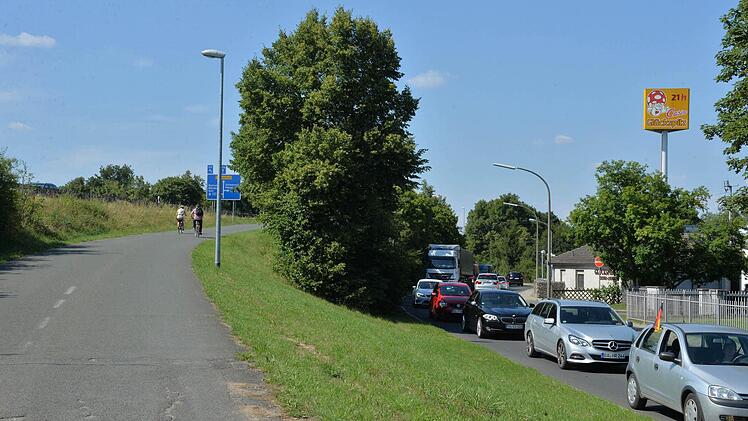 In diesem Bereich soll der Bypass entstehen, Blick Richtung Stadt Hallstadt. Foto: Ronald Rinklef