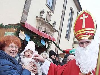 Bischof Nikolaus besuchte den ökumenischen Weihnachtsmarkt rund um die Stadtsteinacher Kirche. Foto: Sonja Adam