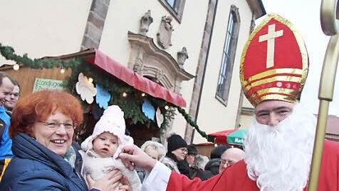 Bischof Nikolaus besuchte den ökumenischen Weihnachtsmarkt rund um die Stadtsteinacher Kirche. Foto: Sonja Adam