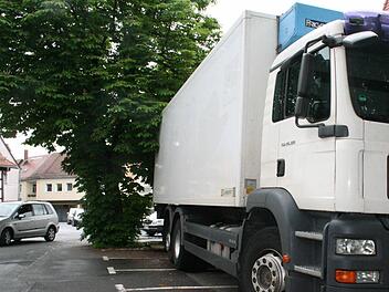 Trotz Parkplatzmangels: Seit Tagen blockiert ein defekter Lastwagen fünf Stellplätze in der Wallstraße. Lediglich ein Verwarnungszettel mit einer Geldbuße von 15 Euro hängt an der Windschutzscheibe. Foto: Andreas Oswald