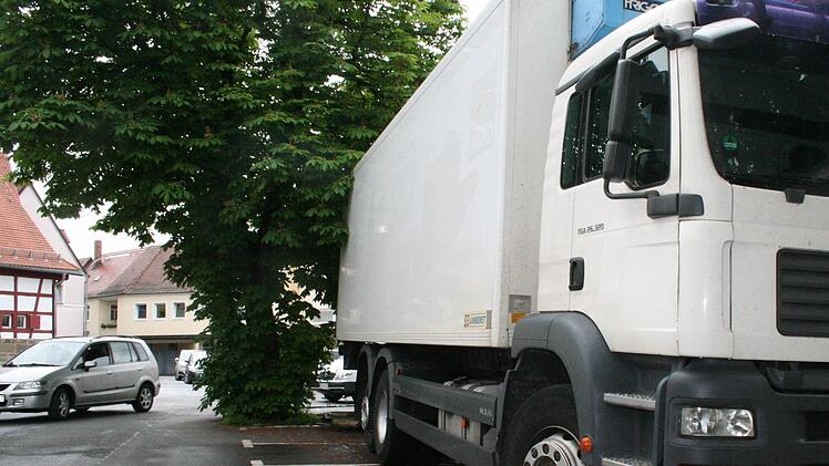 Trotz Parkplatzmangels: Seit Tagen blockiert ein defekter Lastwagen fünf Stellplätze in der Wallstraße. Lediglich ein Verwarnungszettel mit einer Geldbuße von 15 Euro hängt an der Windschutzscheibe. Foto: Andreas Oswald