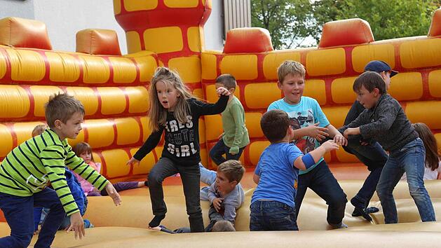 Die Kids können sich kostenlos auf der Hüpfburg austoben.  Fotos: Klaus Gagel