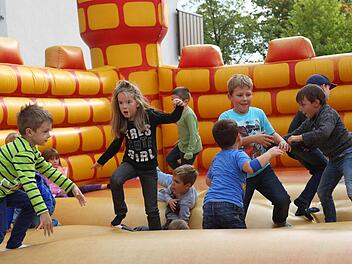 Die Kids können sich kostenlos auf der Hüpfburg austoben.  Fotos: Klaus Gagel