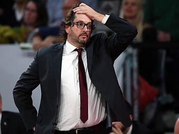Der Bamberger Trainer Andrea Trinchieri gestikuliert am Spielfeldrand. Foto: Daniel Karmann/dpa