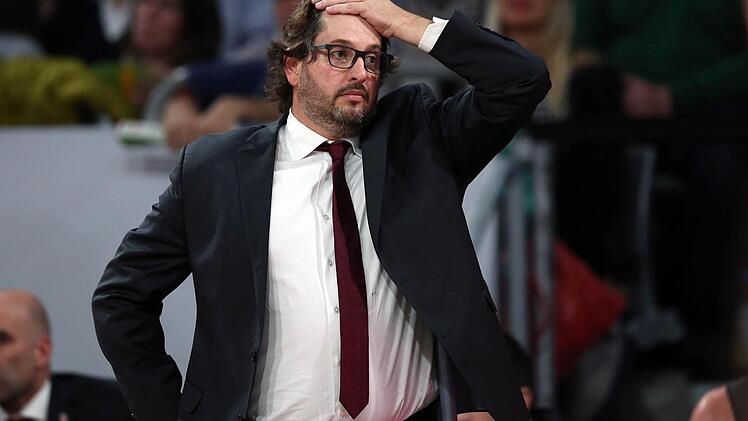 Der Bamberger Trainer Andrea Trinchieri gestikuliert am Spielfeldrand. Foto: Daniel Karmann/dpa