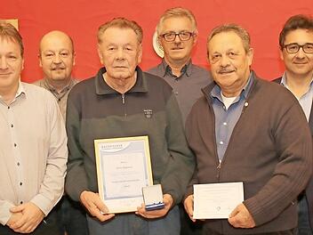 Ehrungen beim TSV Obersiemau (von links): Martin Eller, Peter Klimm, Alois Zoglauer, Wolfgang Kalb, Paul Kratochwil, Bürgermeister Rolf Rosenbauer  Foto: Michael Stelzner