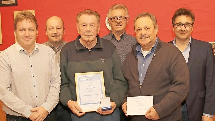 Ehrungen beim TSV Obersiemau (von links): Martin Eller, Peter Klimm, Alois Zoglauer, Wolfgang Kalb, Paul Kratochwil, Bürgermeister Rolf Rosenbauer  Foto: Michael Stelzner