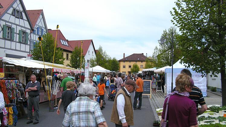 Auf dem gut besuchten Markt findet man alles.  Fotos: Gemeinde Buttenheim