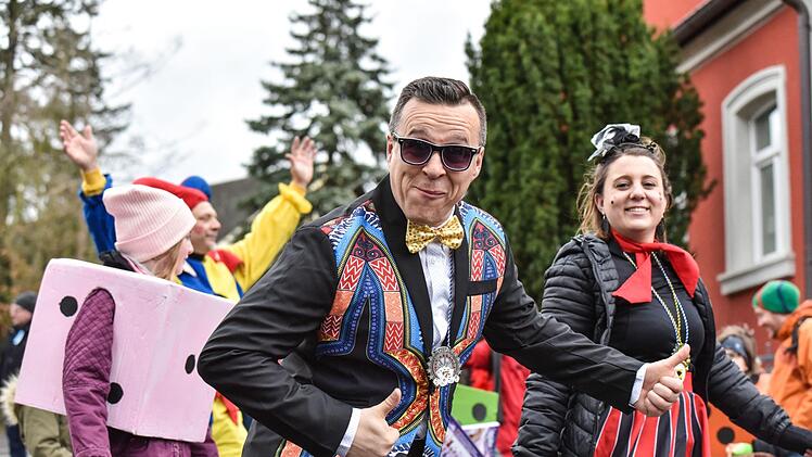 Der Eberner Gaudiwurm trotzte dem trüben Wetter und versprühte tolle Faschingsstimmung. Foto: Ryan Evans