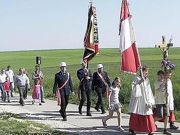 Bei der Wallfahrt zum Markustag nach Küstersgreuth erfreuten sich die Gläubigen an der blühenden Natur. Fotos:  Manfred Welker