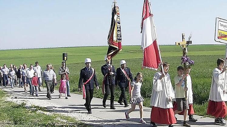 Bei der Wallfahrt zum Markustag nach Küstersgreuth erfreuten sich die Gläubigen an der blühenden Natur. Fotos:  Manfred Welker