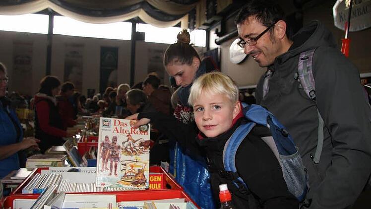 Bücher über Bücher: Anton Grampp mit Papa Steffen Foto: Sonja Adam