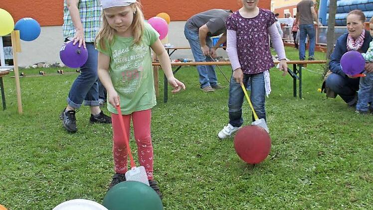 Luisa (links) und Emma meistern die Disziplin Ballondreibn mit links. Fotos: Gerda Völk
