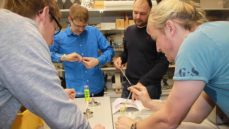 Auch Lehrer müssen erst üben, was sie später ihren Schülern beibringen. Im Fach Physik probieren (von links) die Seminaristen Benjamin Neugebauer, Markus Glauber, Ulrich Büttner und Heinz Lehner Experimente zum Thema Wärmeleitung aus. Foto: Dagmar Besand