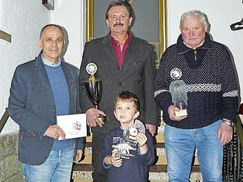 Jason Bauer (vorne Bildmitte) aus Stammbach grüßt als Jugendvereinsmeister des Geflügelzuchtvereines Marktleugast und freute sich zudem über einen Ehrenpreis. Weiter im Bild (von rechts) Heinz Böhmert, Günther Bauer und Bürgermeister Franz Uome.  Foto: Klaus-Peter Wulff