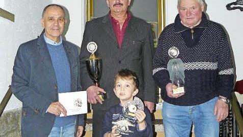 Jason Bauer (vorne Bildmitte) aus Stammbach grüßt als Jugendvereinsmeister des Geflügelzuchtvereines Marktleugast und freute sich zudem über einen Ehrenpreis. Weiter im Bild (von rechts) Heinz Böhmert, Günther Bauer und Bürgermeister Franz Uome.  Foto: Klaus-Peter Wulff