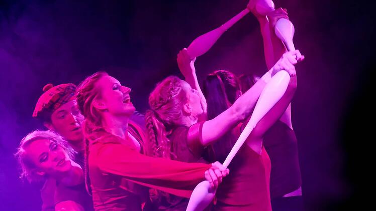 Vorstellung der Absolventen der Staatlichen Artistenschule Berlin im Circus Luna Foto: Gerd Schaar