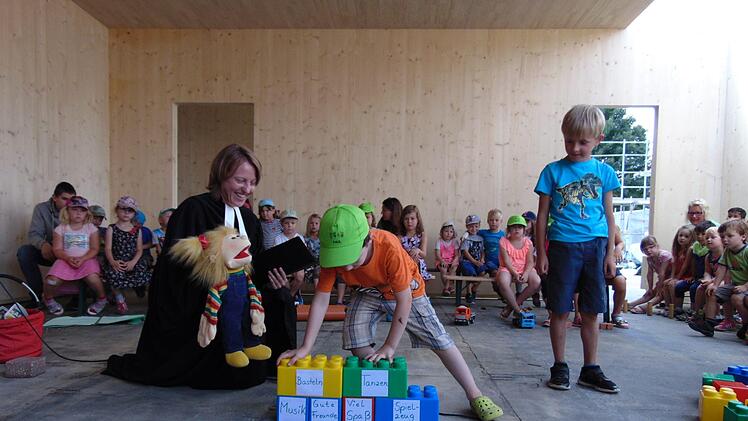 Wie das neue Haus mit Leben gefüllt wird, demonstrierten die Kinder mit Duplo-Steinen der Pfarrerin Ruth Neufeld. Foto: Petra Malbrich