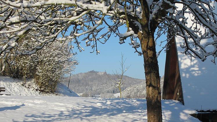 Mit der schönen Landschaft und dem Erholungswert punktet der Landkreis Haßberge bei der Befragung. Hier eine aktuelle Impression aus Bramberg mit dem Burgberg im Hintergrund.Eckehard Kiesewetter