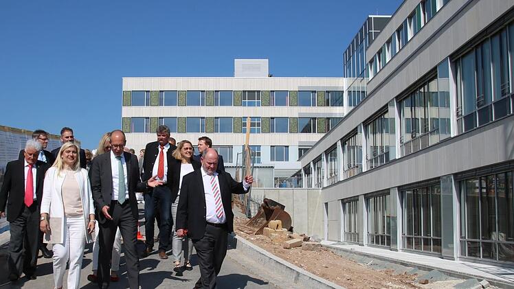 Bayerns Gesundheitsministerin Melanie Huml (Zweite von links) sah sich zusammen mit Landrat Christian Meißner (Dritter von links) und Regiomed-Geschäftsführer Joachim Bovelet (rechts) das neue Lichtenfelser Klinikum an.Matthias Einwag