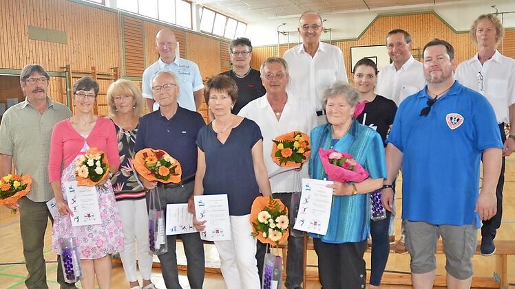 Sie wurden für 70, 50 und 25 Jahre Mitgliedschaft geehrt. Mit im Bild hinten von links Vorsitzender Hartmut Fleischmann, Christa Steiger (stellv. Vorsitzende Turngau Coburg/Frankenwald), BLSV-Ehrenkreisvorsitzender Karl H. Fick, Bürgermeister Norbert Gräbner, BLSV-Kreisvorsitzender Mario Schmid, Hartmut Jahn (Vorsitzender Turngau Coburg/Frankenwald).