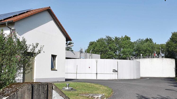 Sollten künftig auch die Sickerwässer aus dem Kreisabfallzentrum bei Wonfurt in der Kläranlage bei Wonfurt (im Bild) behandelt werden, wird eine Erweiterung der Anlage unumgänglich. Das wird nun geprüft.