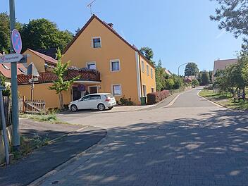 Richtung Obstbauversuchsanlage soll ein 30er -Schild angebracht werden. Die Straße führt abwärts zur Schule. Foto: Petra Malbrich