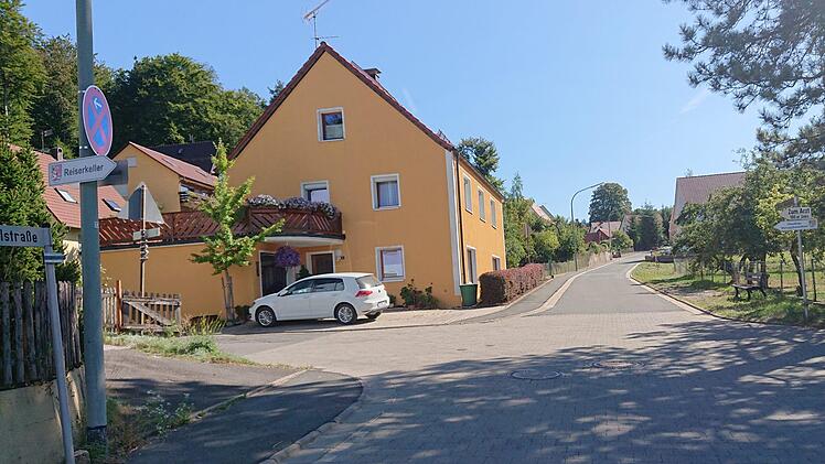 Richtung Obstbauversuchsanlage soll ein 30er -Schild angebracht werden. Die Straße führt abwärts zur Schule. Foto: Petra Malbrich