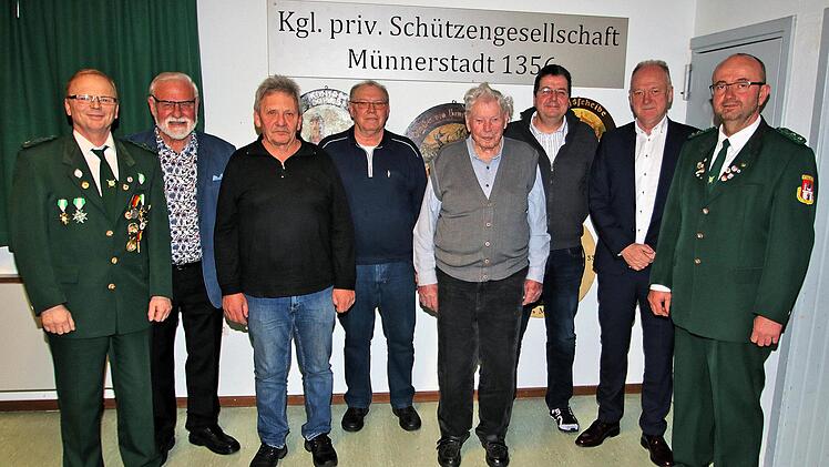 Für langjährige Zugehörigkeit zur königlich privilegierten  Schützengesellschaft wurden Eugen Albert, Albert Arnold, Gerhard Wüst,  Albert Balling und Martin Schmitt geehrt. Links der 2. Schützenmeister  Roland Dömling, rechts Bürgermeister Helmut Blank und Schützenmeister Klaus  Brückner.  Dazwischen von links nach rechts die Jubilare.  Foto: Dieter Britz