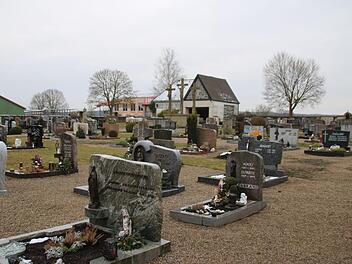 Sehr gepflegt ist der Friedhof in Großwenkheim. Vor 25 Jahren hatte die Kirchenstiftung Großwenkheim die Friedhofsverwaltung aus den Händen der Stadt zurückgeholt. Grund war Unzufriedenheit mit der Pflege.