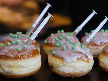 Mit Gin Tonic geimpft: Landshuter Bäcker erfindet "Corona-Spritz-Krapfen"