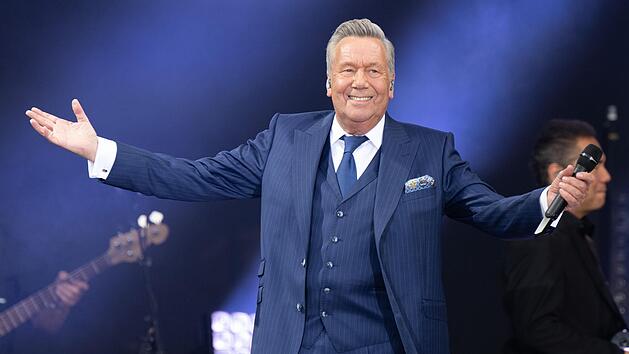 Roland Kaiser bei seinem Auftritt am 29. Juli 2022 am Elbufer in Dresden.