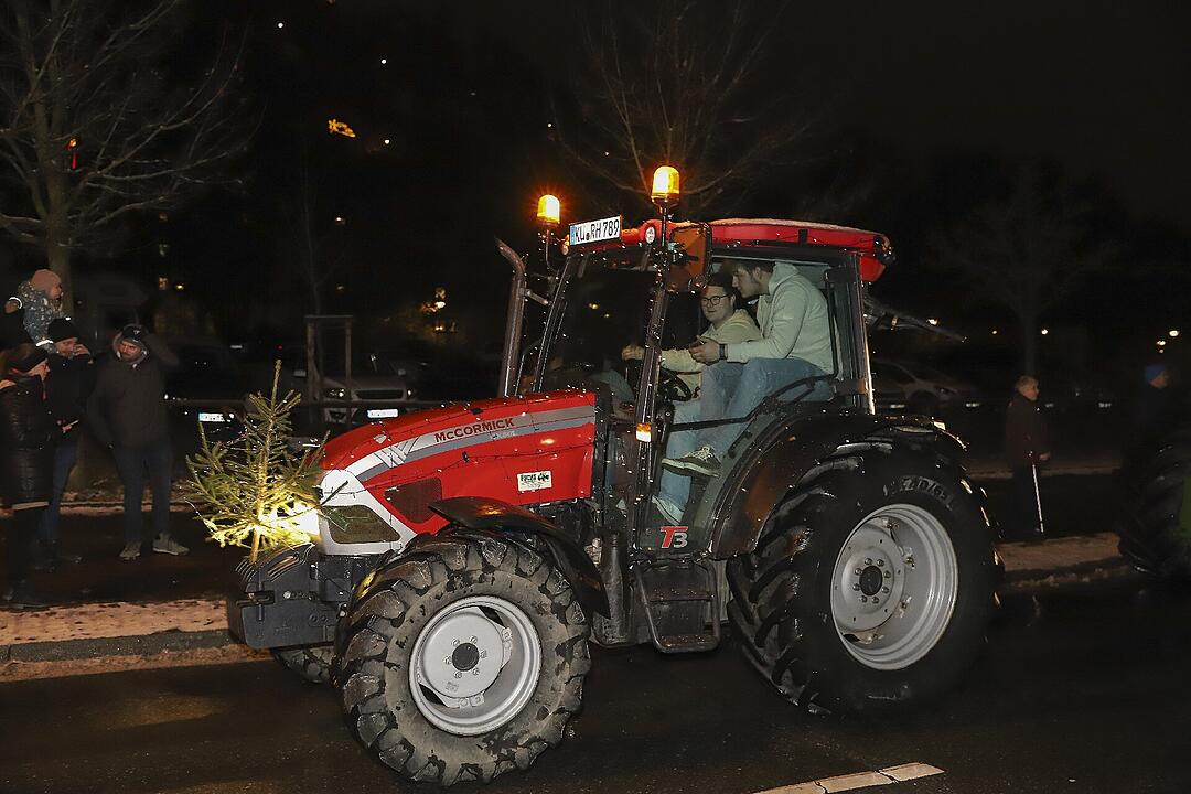 In Kulmbach durfte die beliebte Lichterfahrt der Traktoren stattfinden.