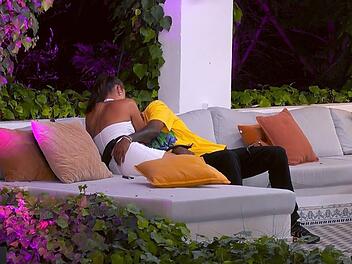 Damals noch schwer verliebt: Sarah-Jane Wollny und Tinush Nasri bei "Temptation Island VIP".