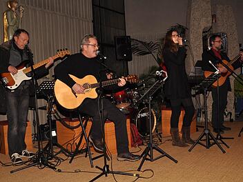 Mit moderner Musik, die berührt, begeisterte die Gruppe "Just for God" beim Adventskonzert. Foto: Klopf