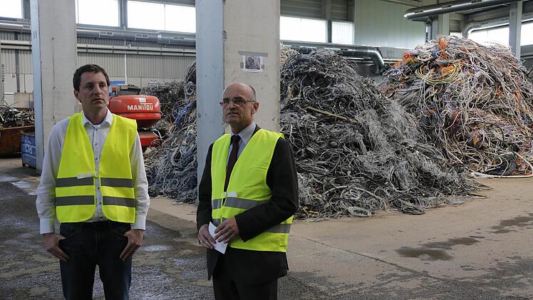 Betriebsleiter Matthias Köhler und Landrat Wilhelm Schneider (rechts) führten die Besuchergruppe an.