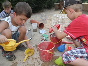 Früher hieß es matschen, doch heute "erforschen" Emanuel Kretter, Niklas Vogel und Felix Hofmann, ob man Sand und Wasser trennen kann.  Fotos: Sonja Adam