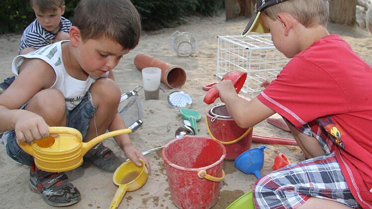 Früher hieß es matschen, doch heute "erforschen" Emanuel Kretter, Niklas Vogel und Felix Hofmann, ob man Sand und Wasser trennen kann.  Fotos: Sonja Adam