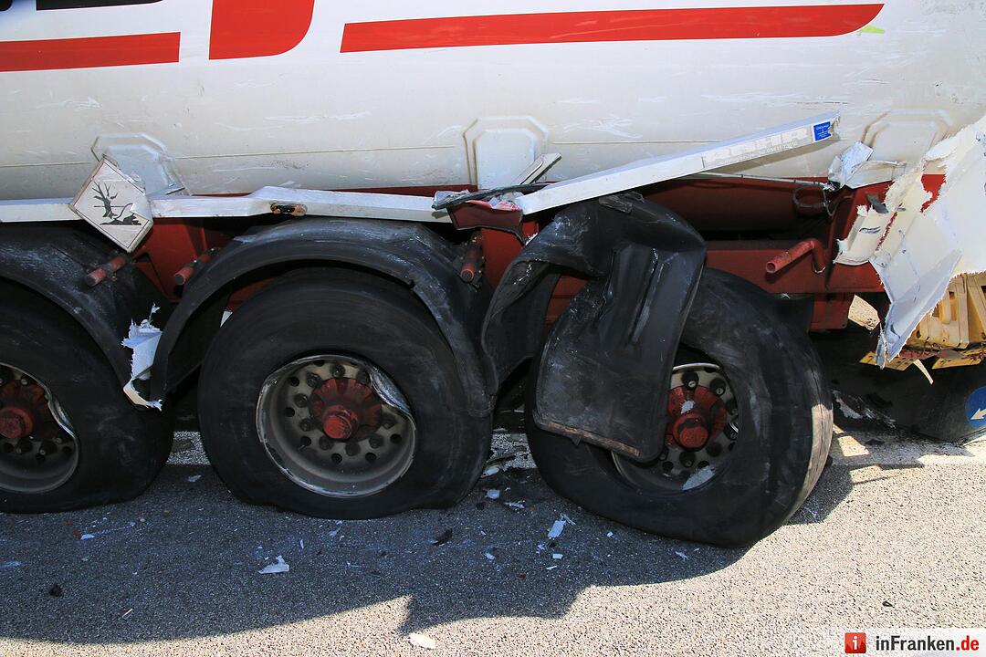 Unfall auf A73 bei Buttenheim: Lkw umgekippt