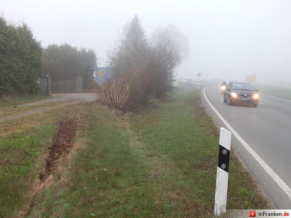 Lkw fährt bei Neudrossenfeld in Vorgarten