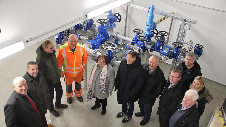 Der Bauausschuss unter Leitung von Bürgermeister Jürgen Hennemann (links) sah sich im Wasserwerk um.Eckehard Kiesewetter