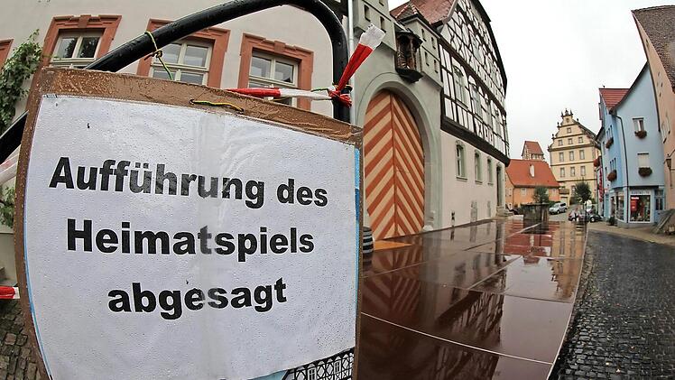 Das Foto ist am ersten Spieltag des Jahres 2013 entstanden. Damals hat die Feuerwehr ihr Gerätehaus zur Verfügung gestellt, damit wenigstens das "Gelage im Schloss" stattfinden kann. 2014 fiel noch ein Spiel aus, seither nicht mehr.  Foto: Archiv/Thomas Malz